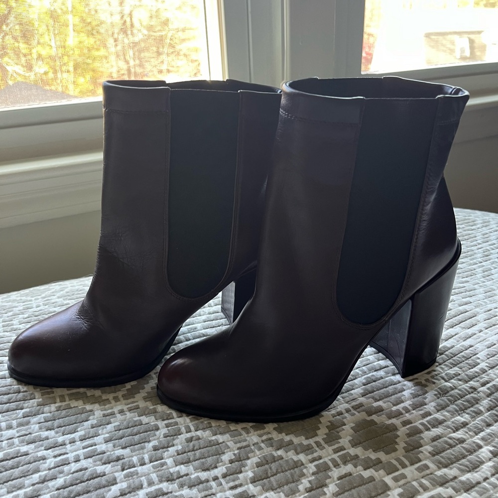 Stuart Weitzman Bethenny Chelsea Bootie - Never been worn, size 37 1/2